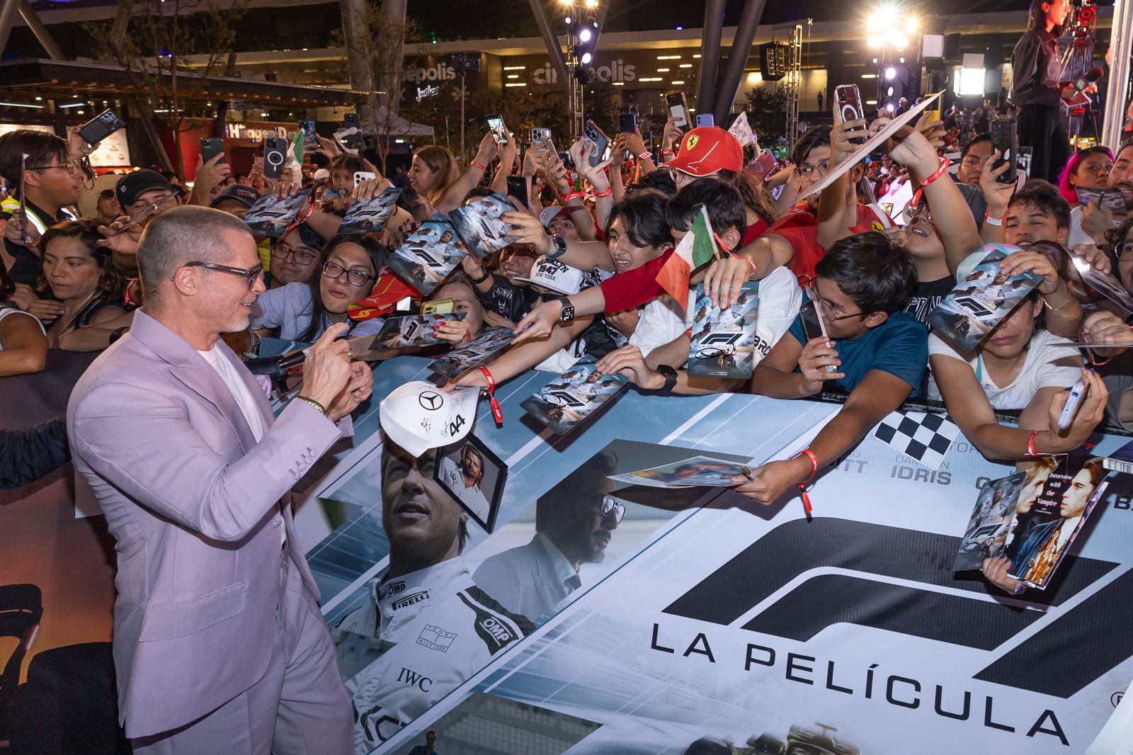 布萊德彼特尬爆F1現役車神　配角包含法拉利最帥車手　全部身價破億