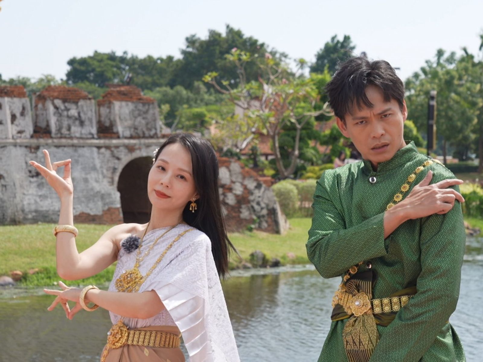 孫淑媚（左起）黃鐙輝在泰國暹羅古城76府俏皮合照。公視台語台提供