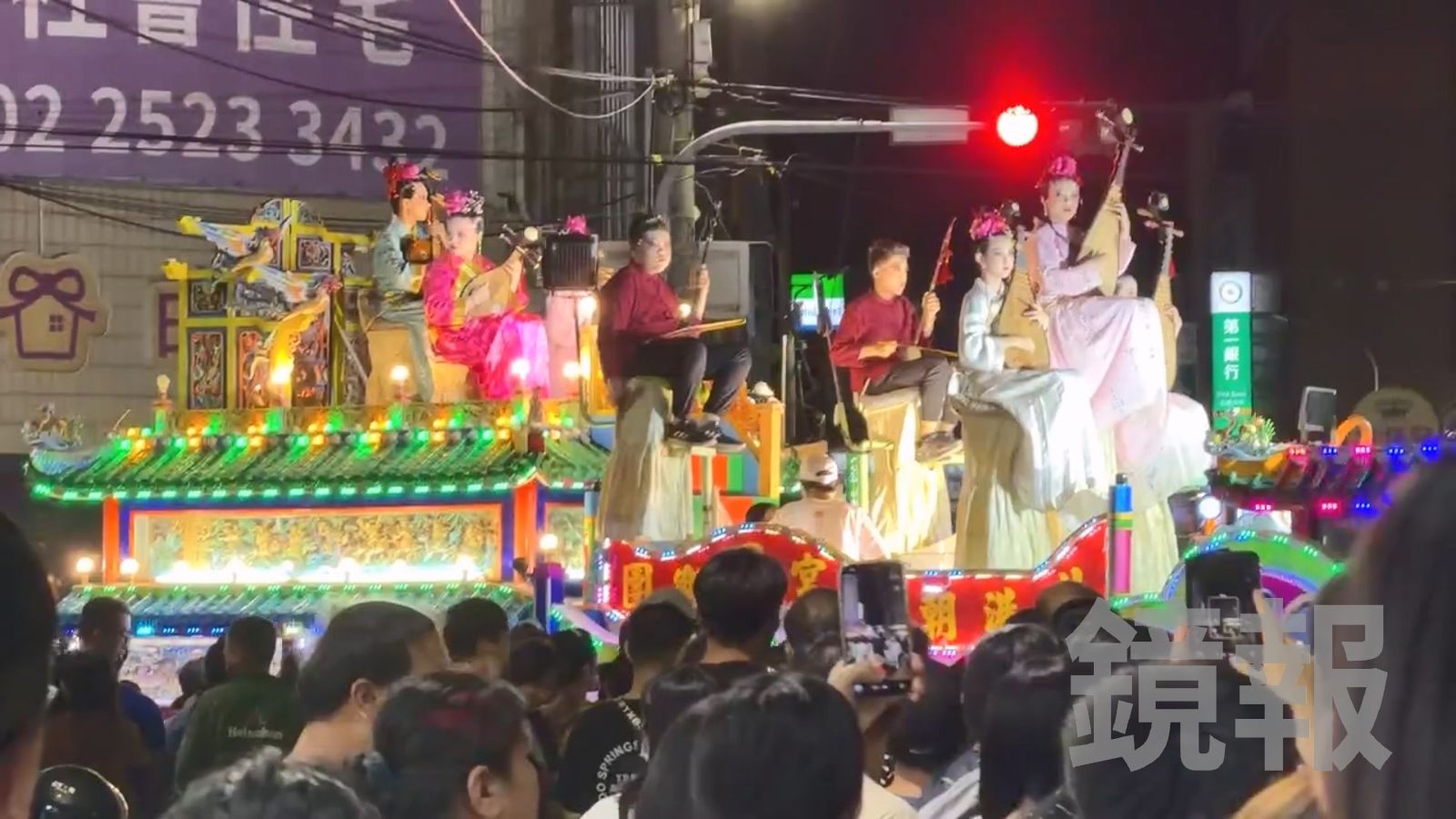 北港藝閣花車真人盛裝打扮，沿途拋送糖果餅乾等小物，吸引民眾爭搶結緣，熱鬧程度宛如「台灣迪士尼」。民眾蕭先生提供