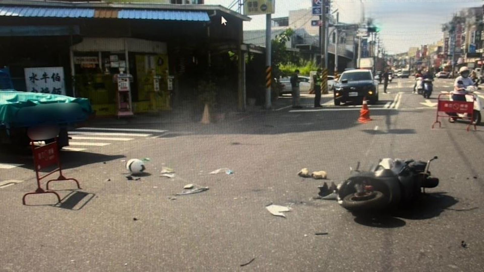 台南安南驚悚車禍!24歲女騎士遇左轉搶快車輛 遭撞噴飛「零件散落一地」 搶救後宣告不治