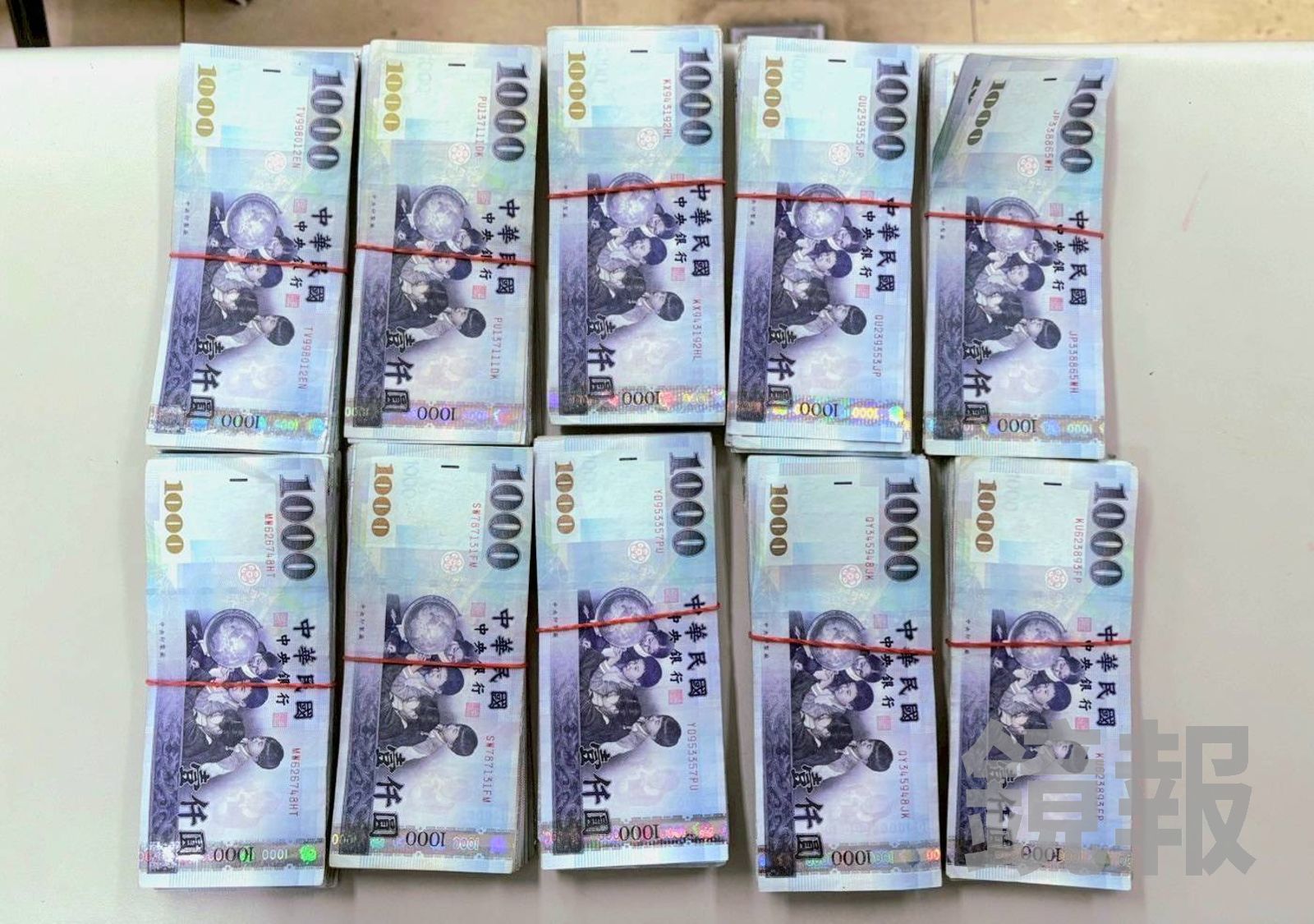 10多名警力全程跟監，沒讓被害人的50萬元落入詐團手中。翻攝畫面