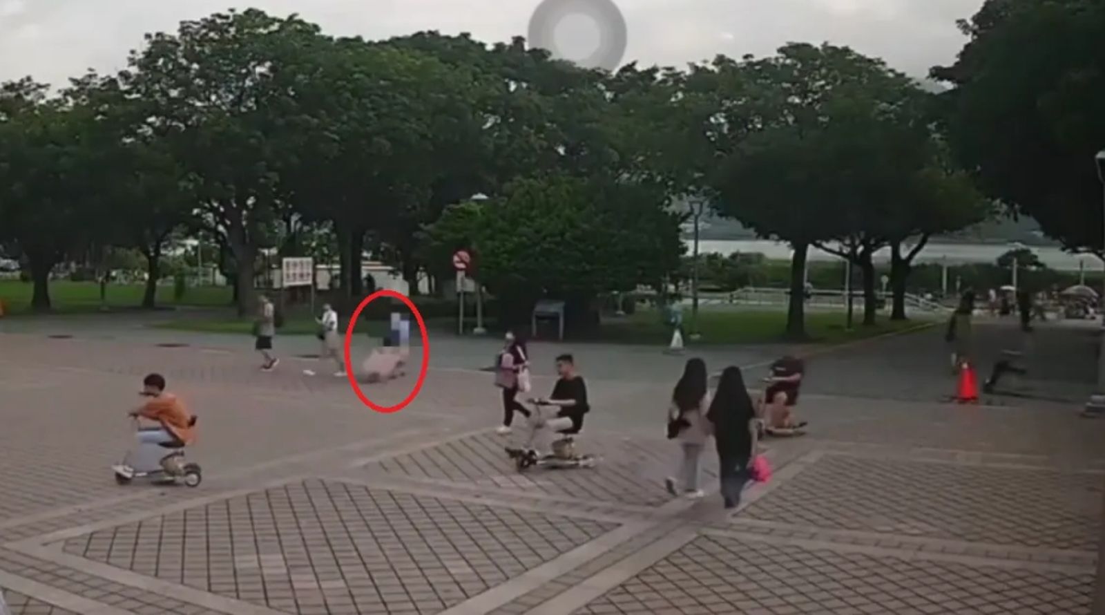 殷女拖行行李箱監視器化名曝光。圖／翻攝畫面