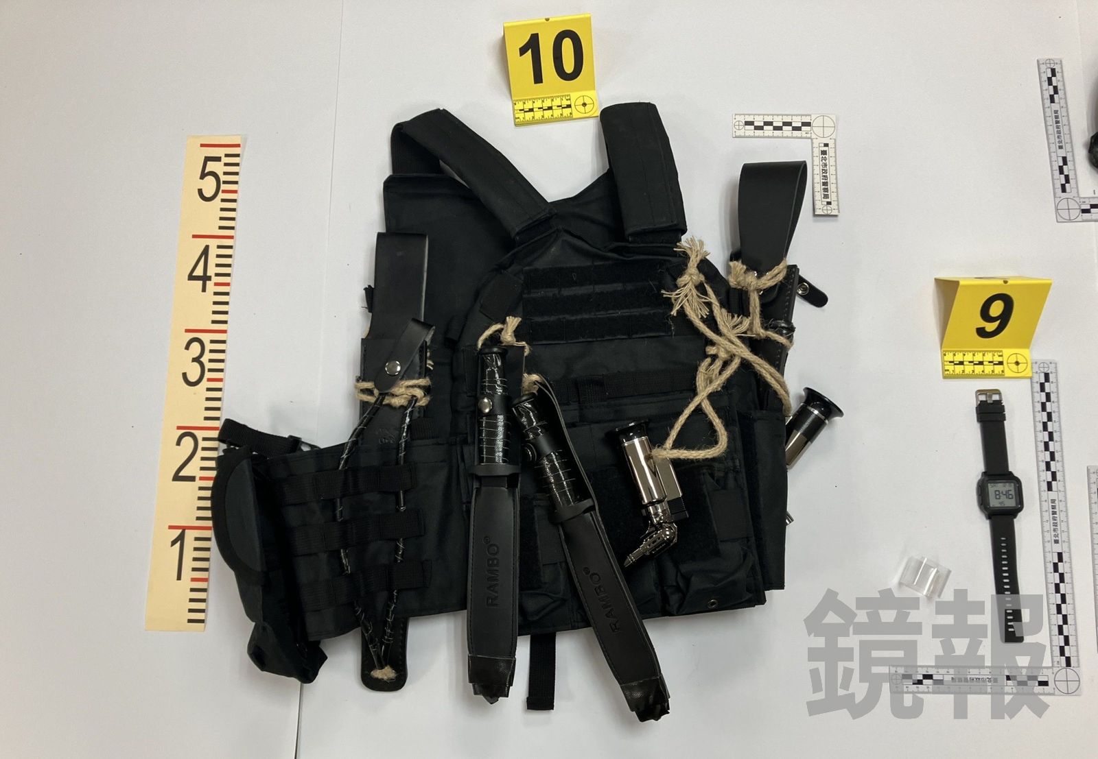 張文墜樓前脫下的戰術背心還有2把短刀跟點火器。翻攝畫面