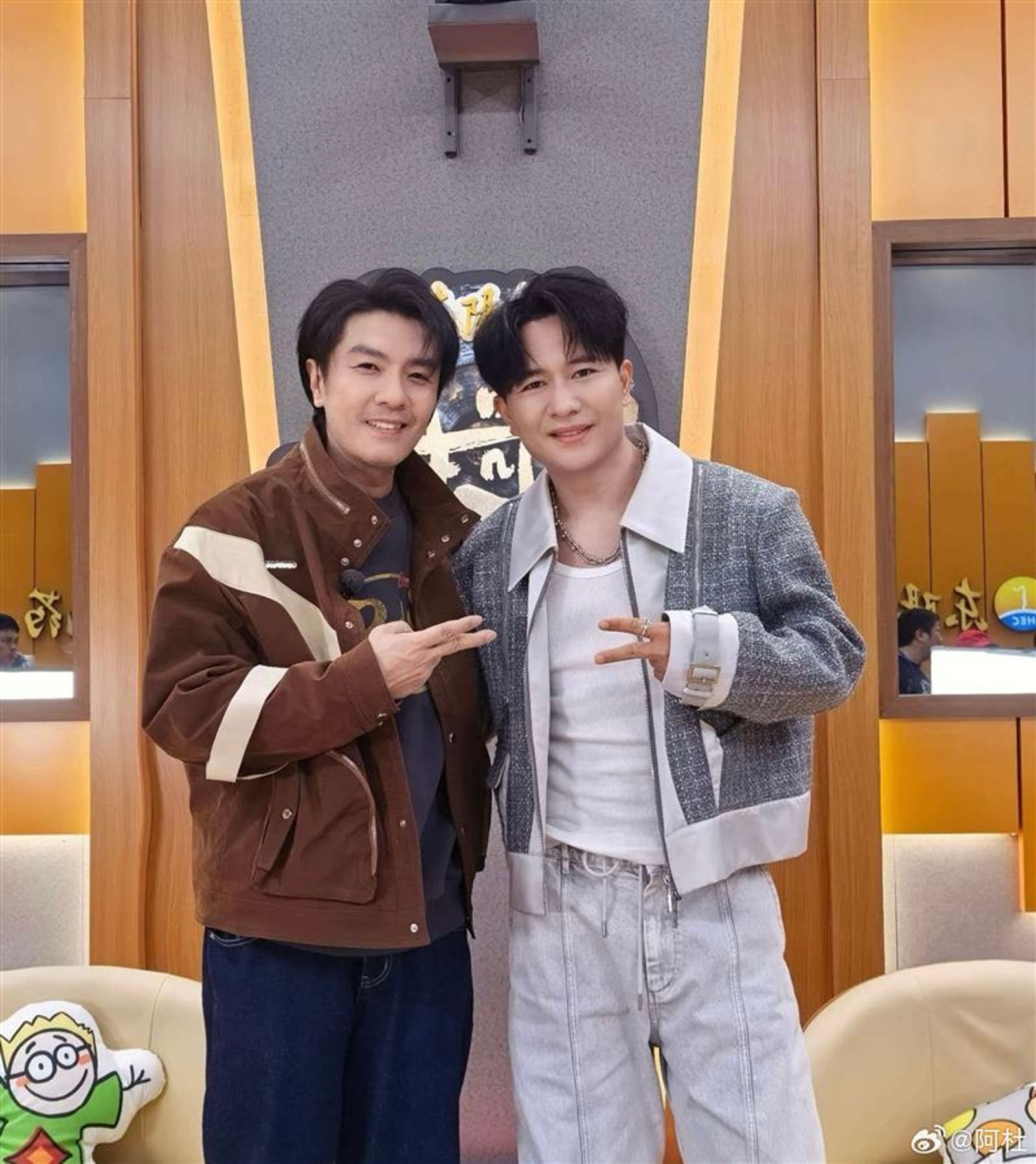 阿杜(左)和歡子合唱。翻攝阿杜微博