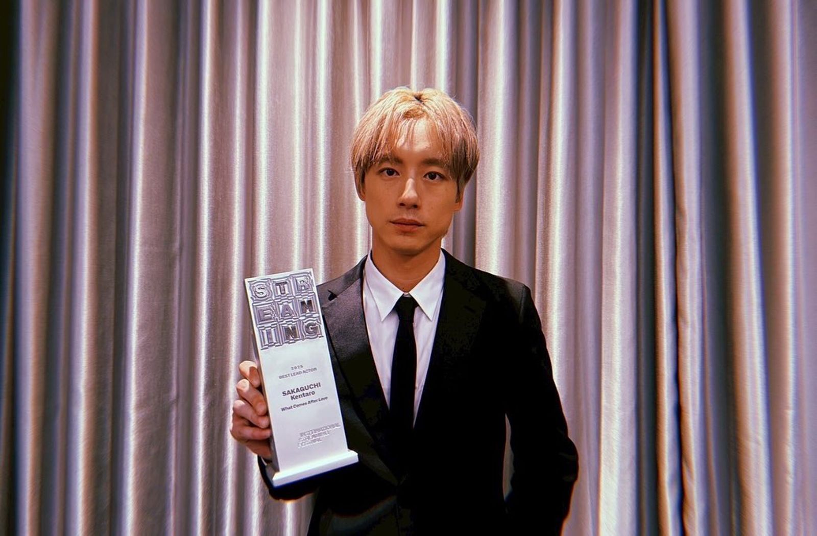 坂口健太郎上月甫在釜山抱回視帝獎座。翻攝IG@sakaguchikentaro