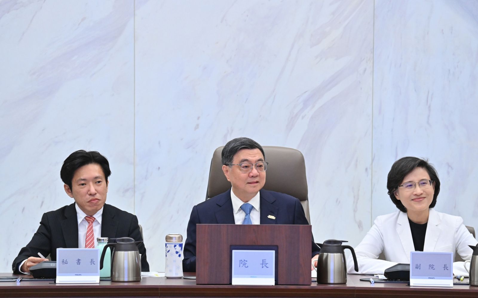 20261015行政院長卓榮泰表示,「失智照護政策3.0」將朝失智症精準診斷率、失智服務涵蓋率,以及特定機關或場域人員的失智識能率,均達到8成。行政院提供