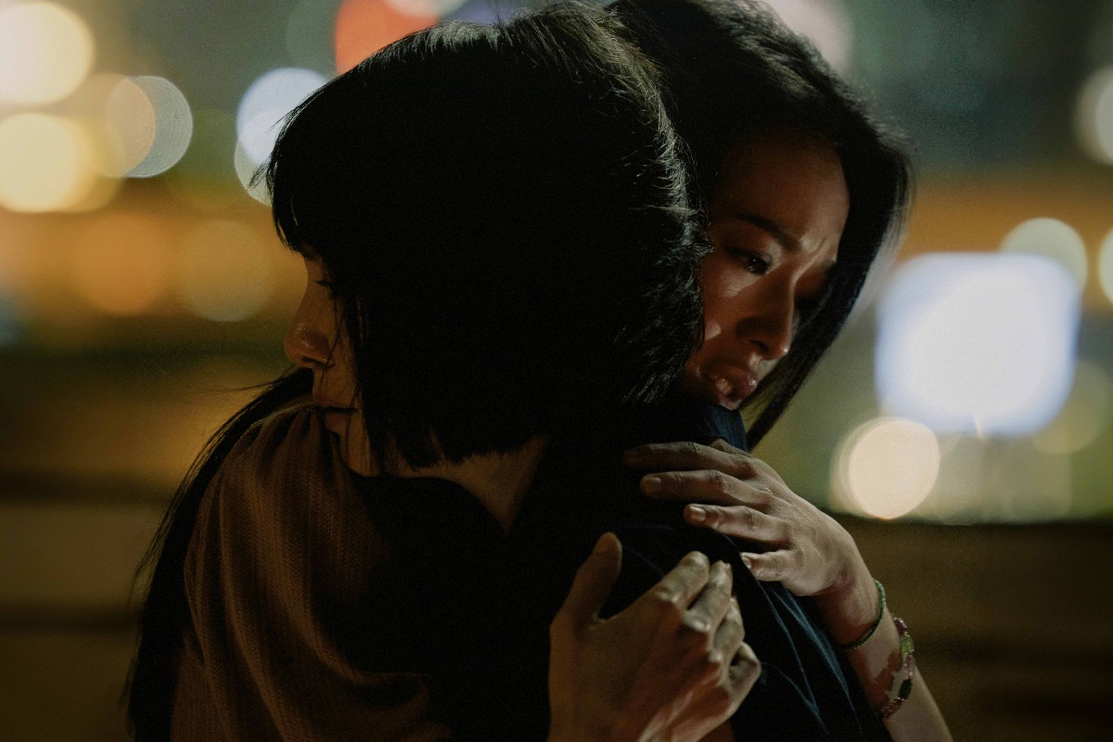 舒淇(左)、李心潔(右)在《回魂計》中飾演復仇母親,卻從盟友走向猜忌與對立。Netflix提供