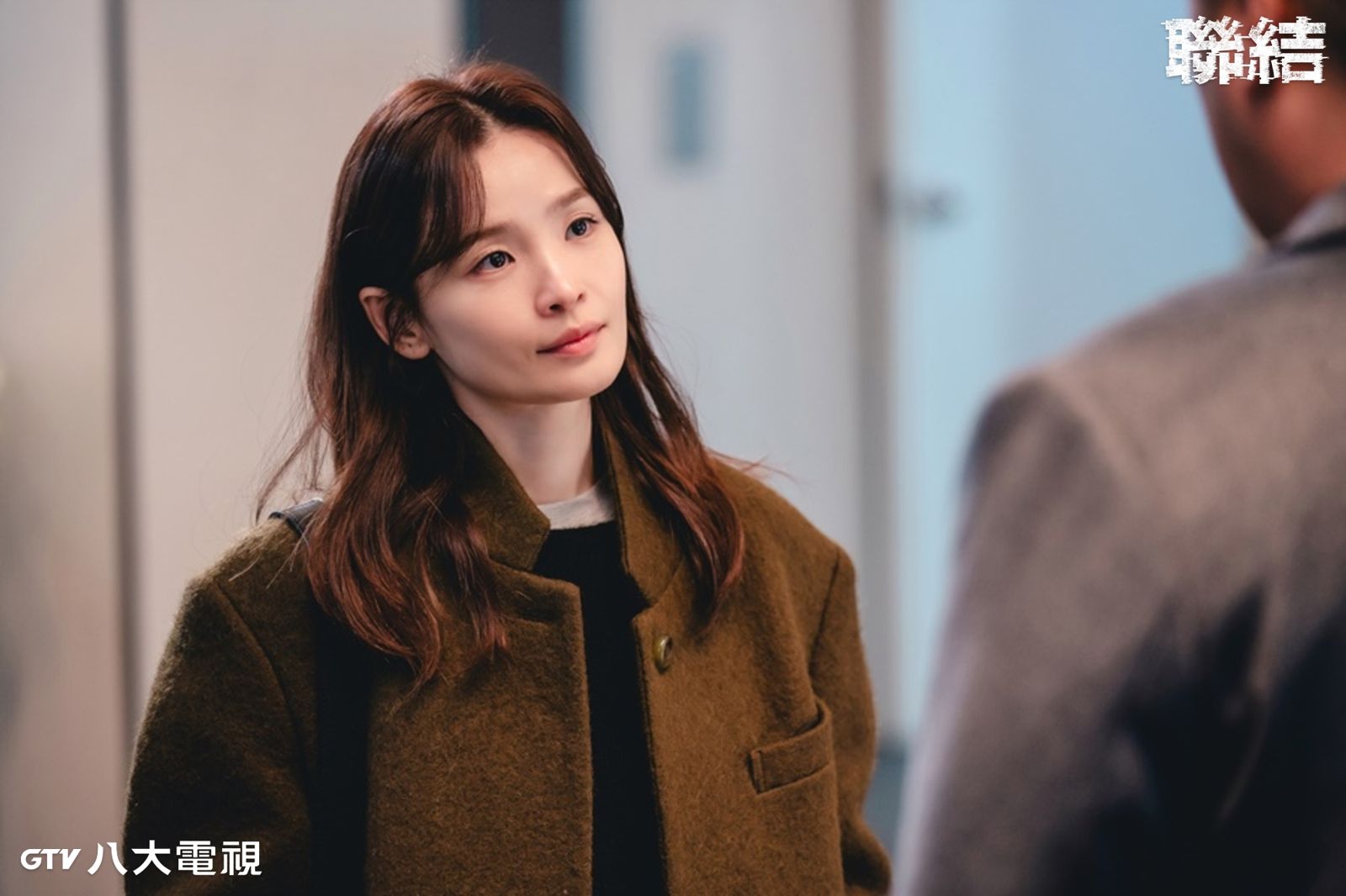 田美都飾演向現實妥協、以金錢至上的女記者。八大提供