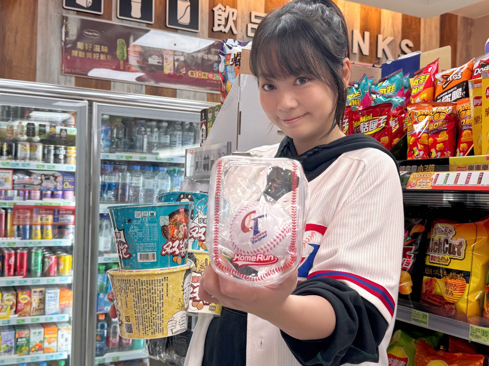 在全家單筆購買任4件雙響泡系列泡麵，即可獲得限量「本壘板造型娃包」一個。（全家供圖）