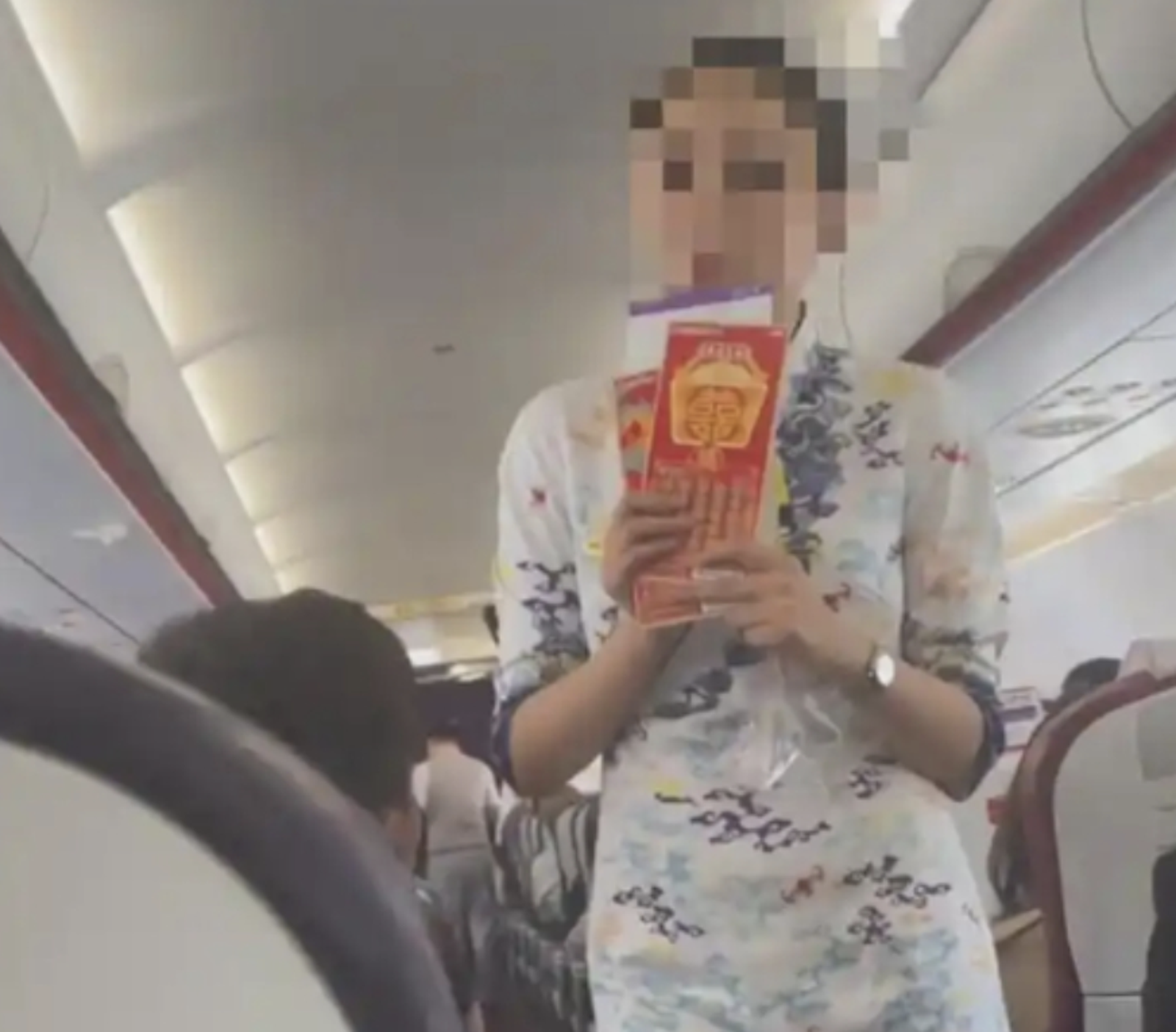 中國空服員機上賣「刮刮樂」　中獎還能直接領錢