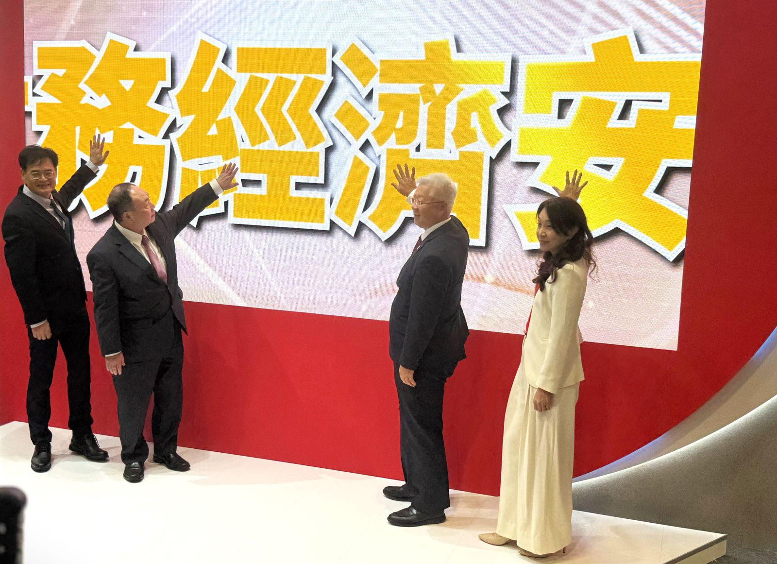 活得久最怕兩件事:身體出包、錢被騙! 這家金控想當你人生下半場的「健康財務管家」