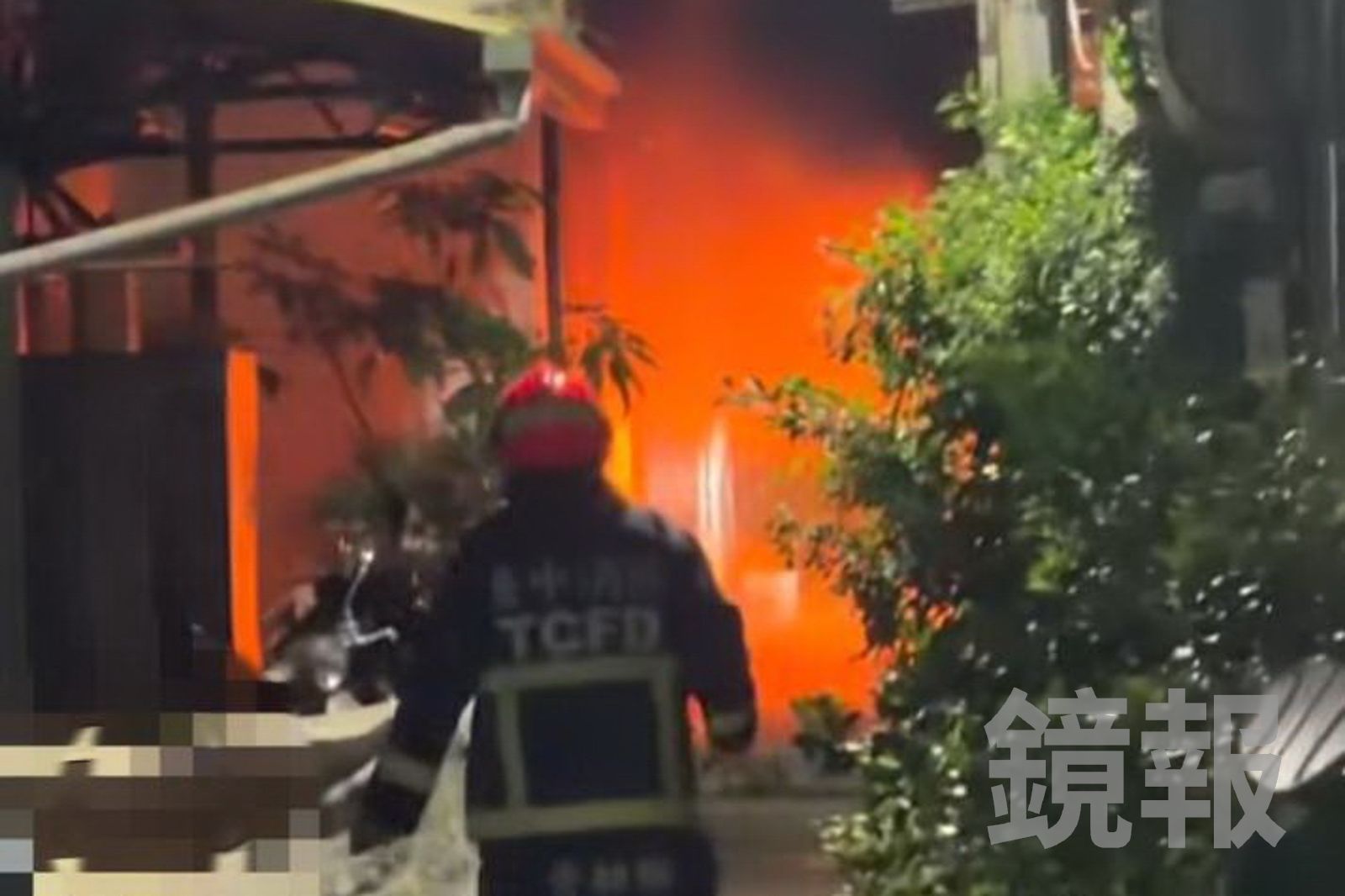 軟爛男跟老母討錢不成竟縱火!車棚9機車燒毀如焦炭 他逃4小時睡車站被捕