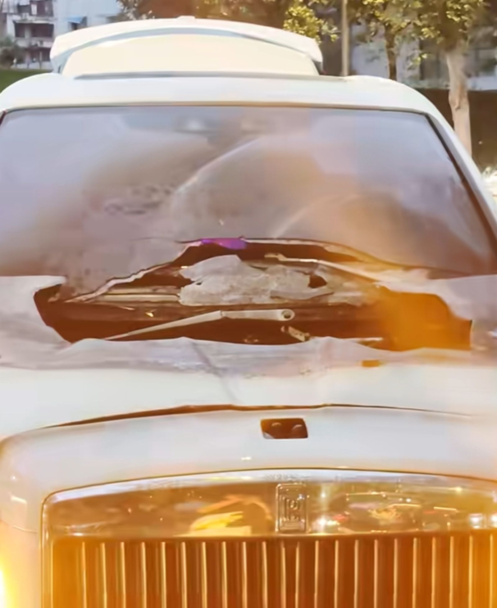 勞斯萊斯被燒成一堆廢鐵。圖／百度