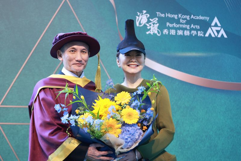 71歲林青霞絕美狀態曝光！徐克獲封榮譽博士　她獻花點名施南生