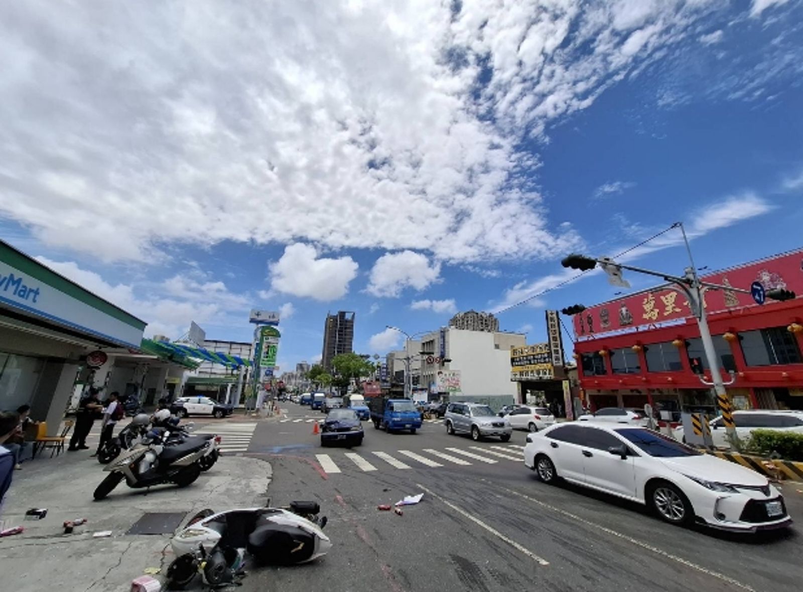 快訊/移動神主牌肇禍!77歲嬤開車衝入全家超商 落地窗碎裂3人驚魂送醫