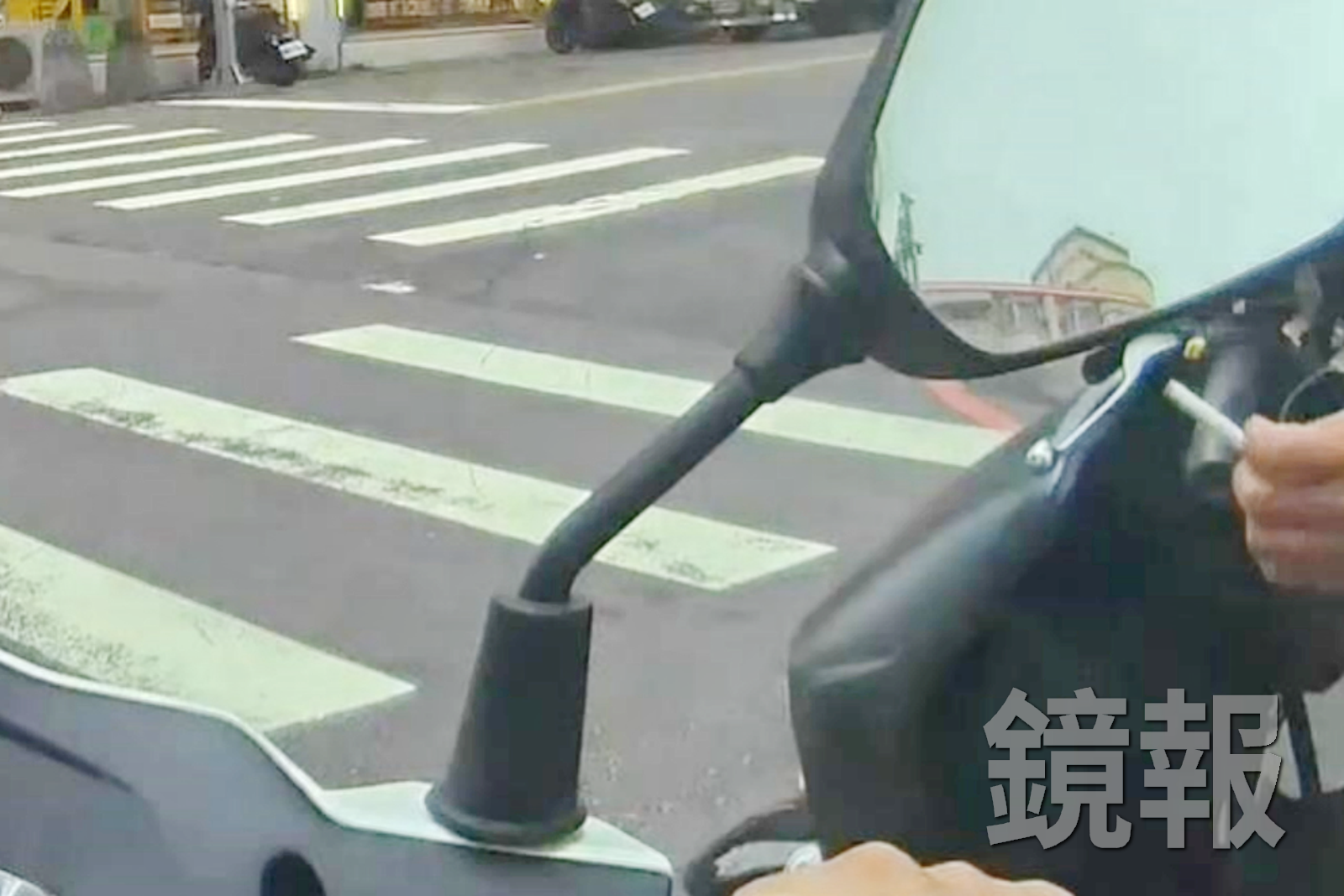 陳男騎機車左手叼菸被警員攔查,逃亡13年的通緝犯身分意外曝光。圖/民眾提供