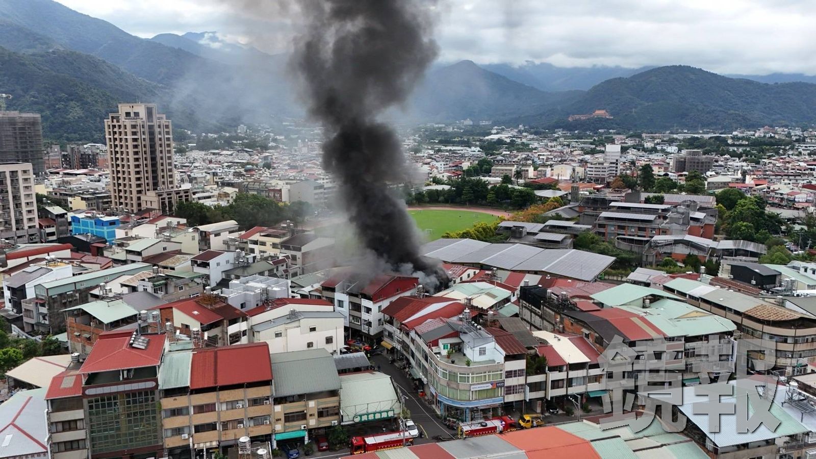 埔里透天厝民宅在颱風天發生火災,遠遠就看得到滾燙黑煙冒出。圖/南投縣消防局提供