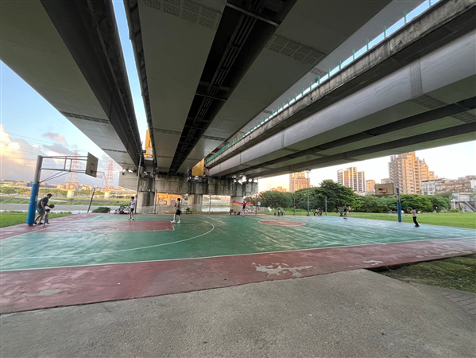 打籃球「噴出球場」害重摔！北市騎士顱內出血、嗅覺沒了　28歲男遭起訴