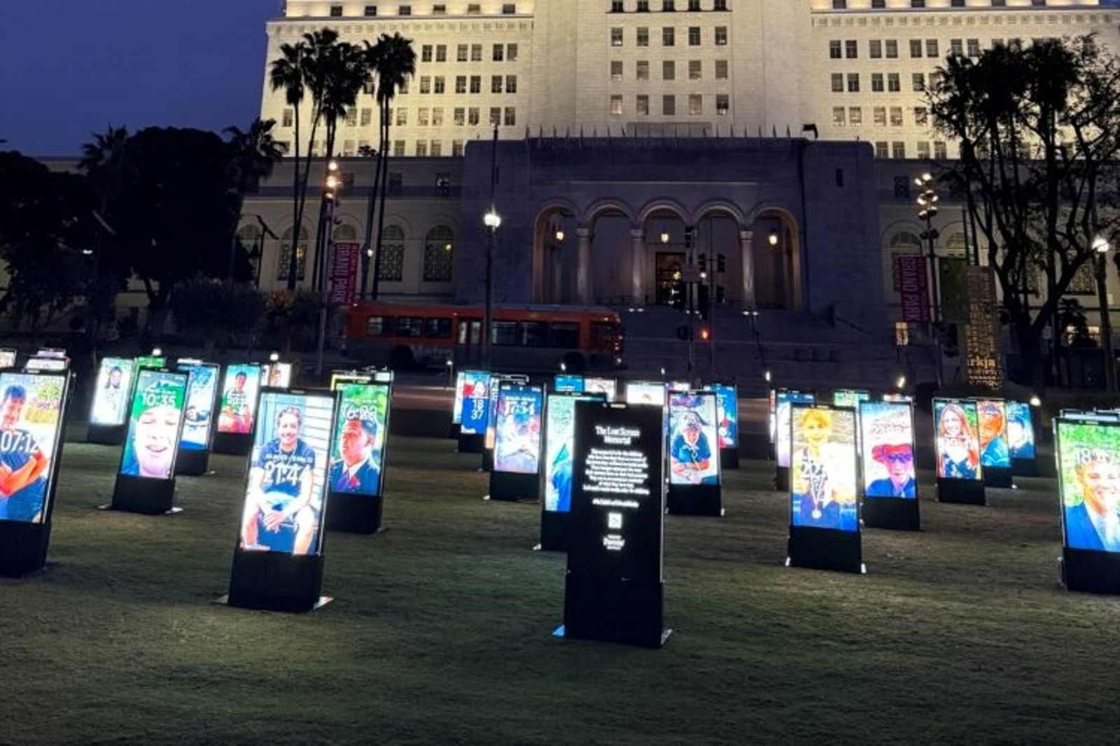 洛杉磯現50座「手機墓碑」悼念青少年！家長控Meta、Google害命：孩子根本不知危險
