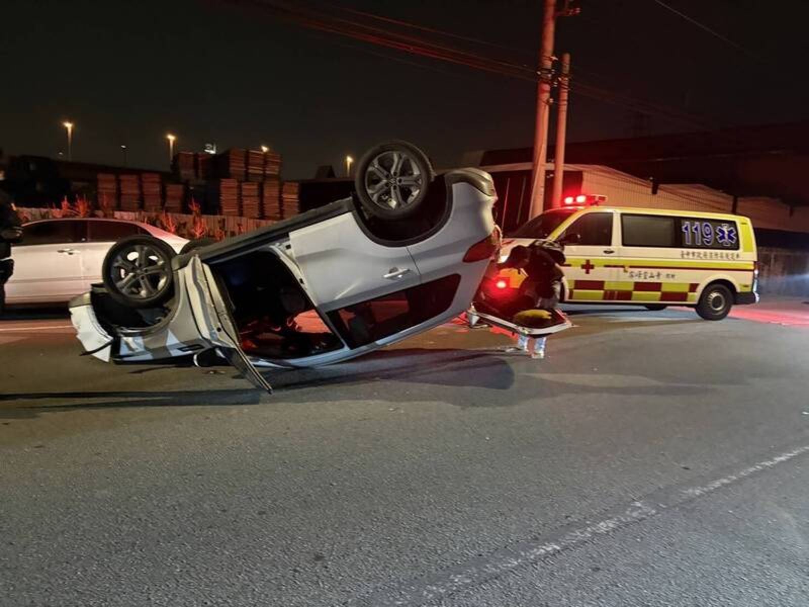 返家前700米恍神！台中男自撞「倒栽蔥」　4輪朝天嚇出一身冷汗