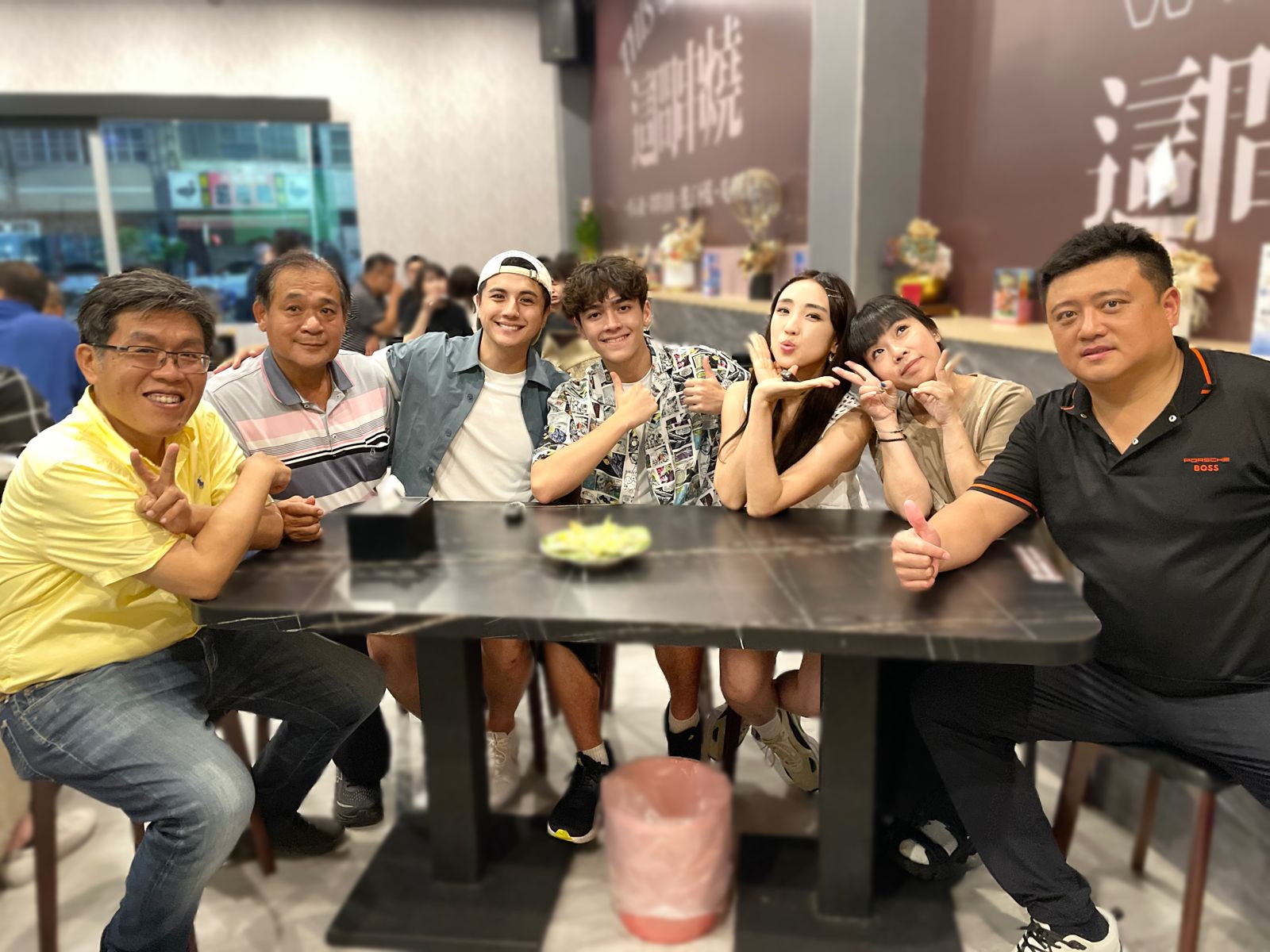 梁舒涵、Dylan與曾子余等人為活動試吃各家美食。寬寬整合行銷提供