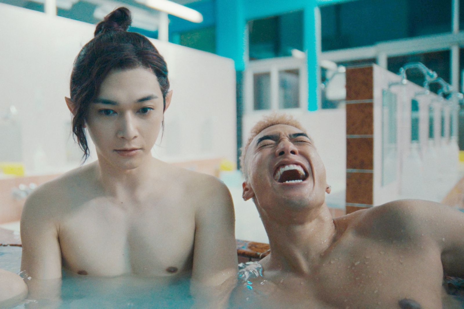 吉澤亮（左）看到同樣一身肌肉的關口Mandy後，崩潰地大喊絕望。采昌提供