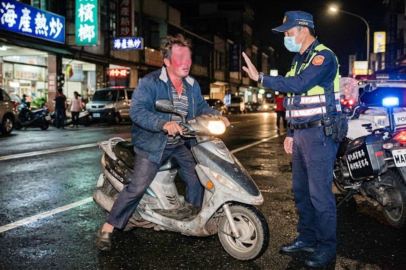 騎士酒測達0.25判無罪!他雙腳滑機車逆向遭攔 法官:沒有「駕駛」行為