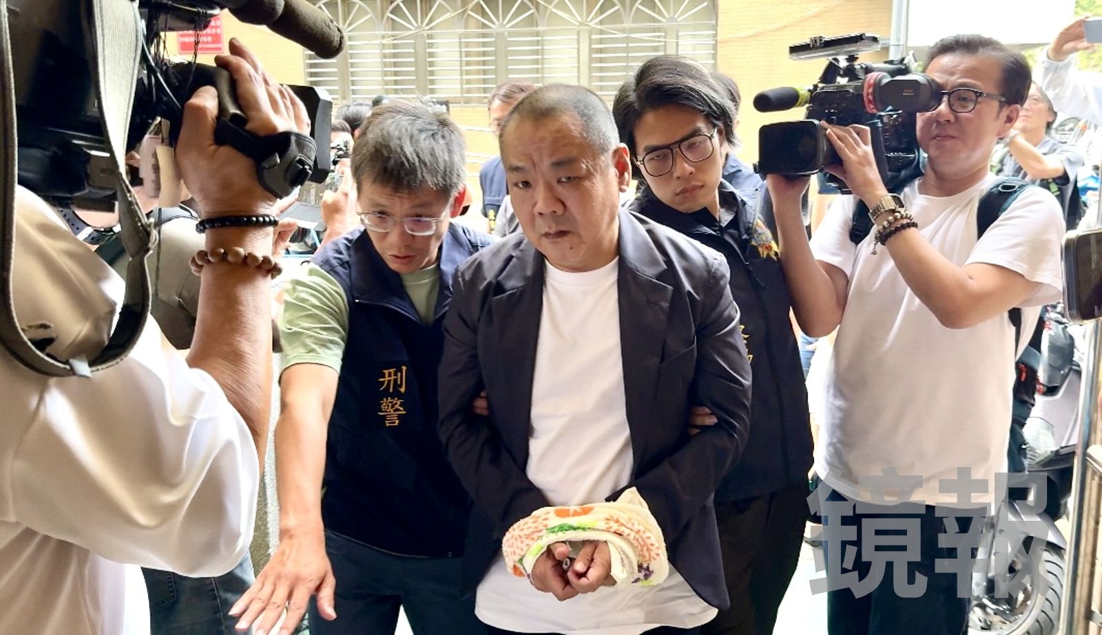 鐵霸胞弟「太保」曾盈進移送新北地檢署。呂健豪攝