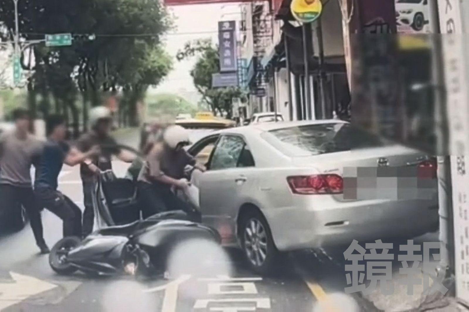 詐團車手被捕狂撞2車!面交現身收30萬元「被釣中」 突圍想逃秒被拖下車壓制