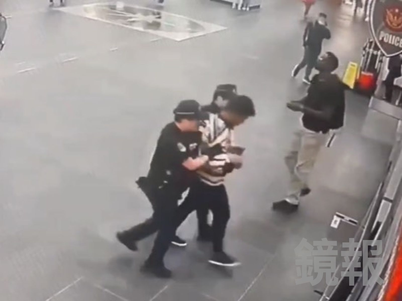 警方將李男帶回。