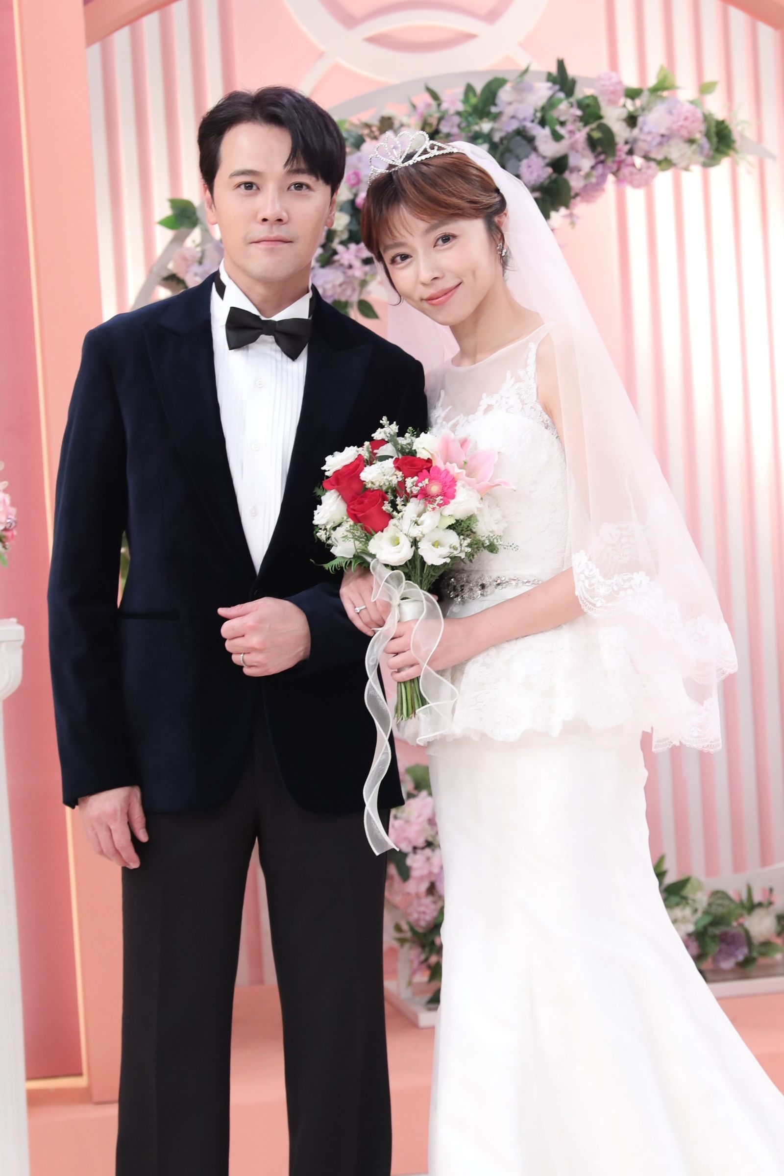 王瞳（右）、黃文星甜蜜拍婚紗。民視提供