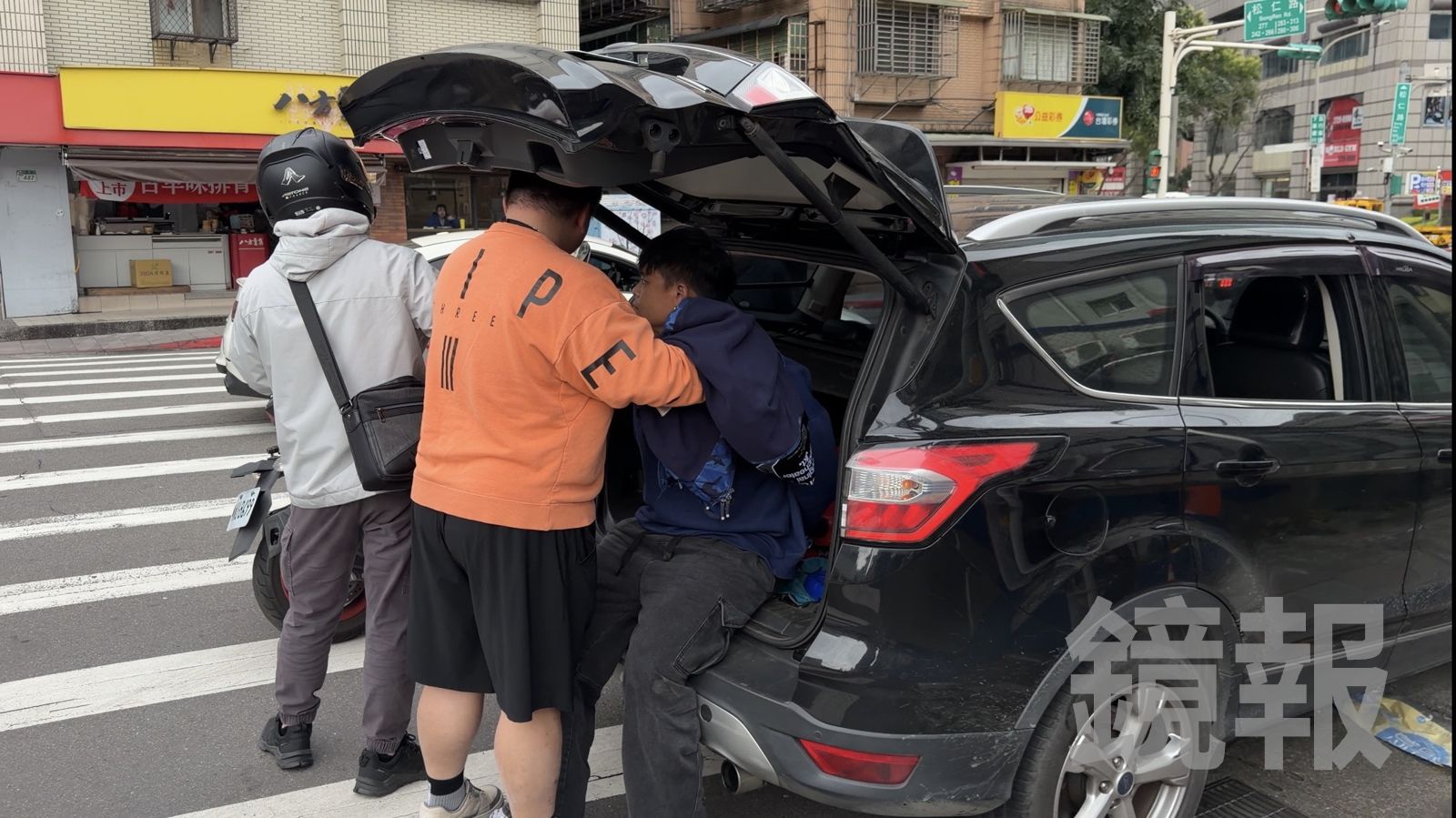林姓車手看見優勢警力只能乖乖配合，但臉上態度似乎蠻不在乎。顏凱勗攝