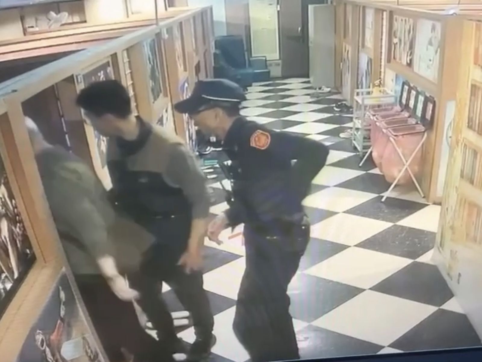 清晨劫小黃逃台中！2匪變裝換車　網咖落網起出贓款