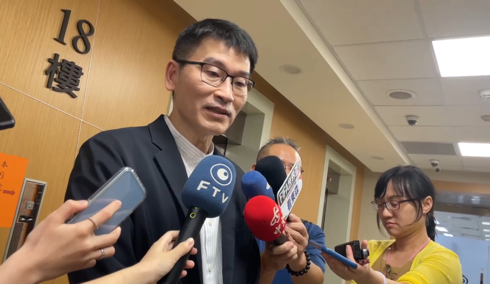 遭黃國昌爆昔赴陸喝爛醉 梁文傑反擊提柯文哲「花名冊」:倒楣被狗咬