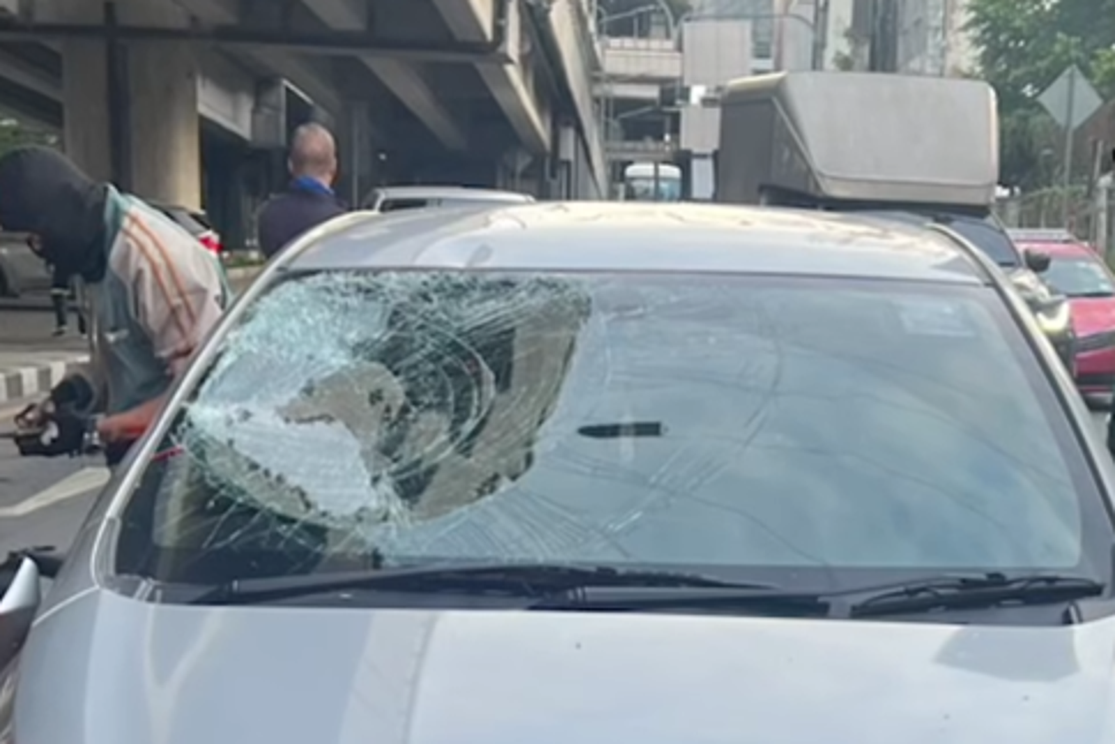 女子墜落擊中一台車輛導致玻璃碎裂。圖/翻攝自TikTok