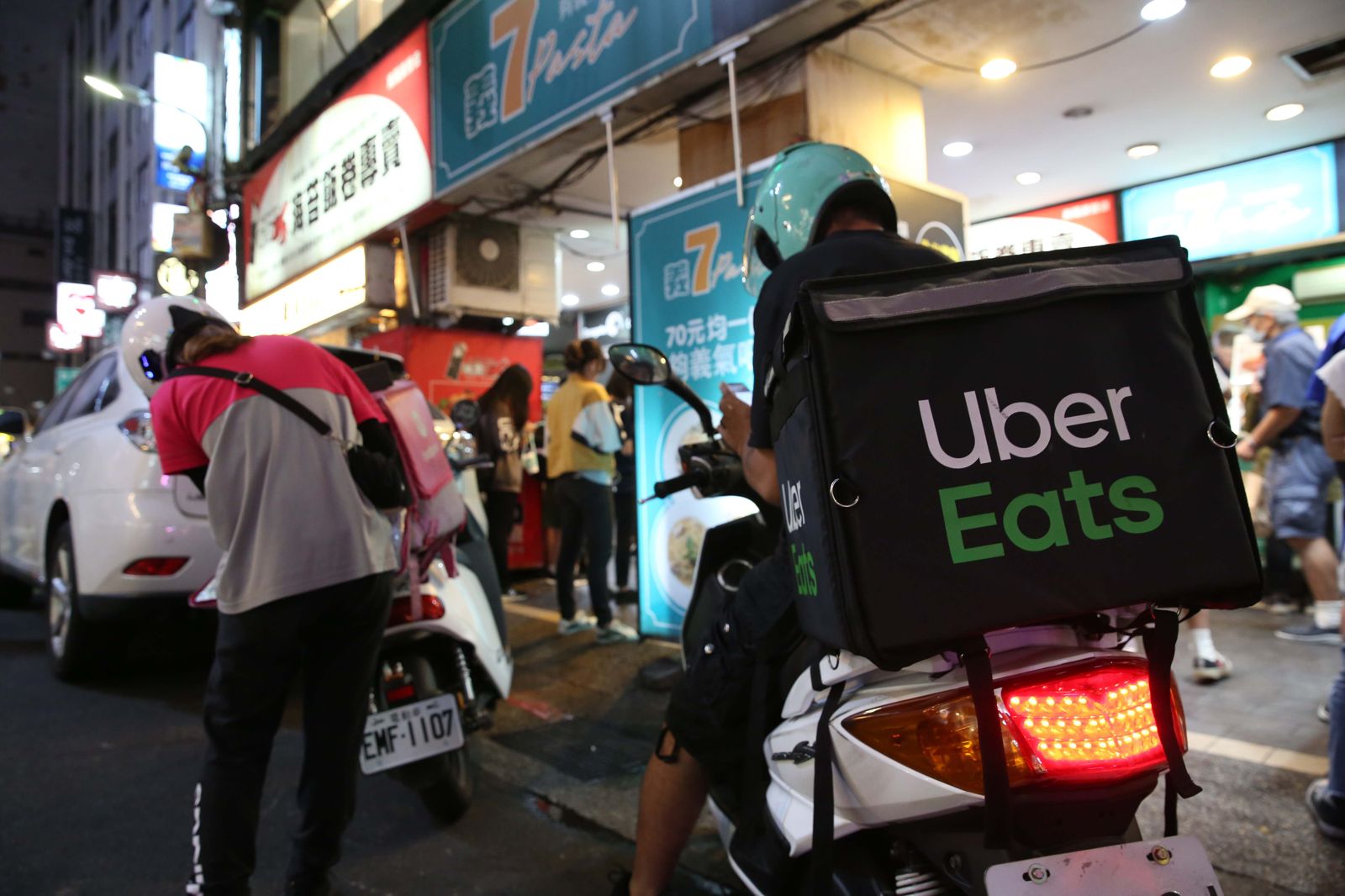 外送專法正式上路!林智群憂「費用變貴、送更慢」…4類人都輸「只有立委贏了」