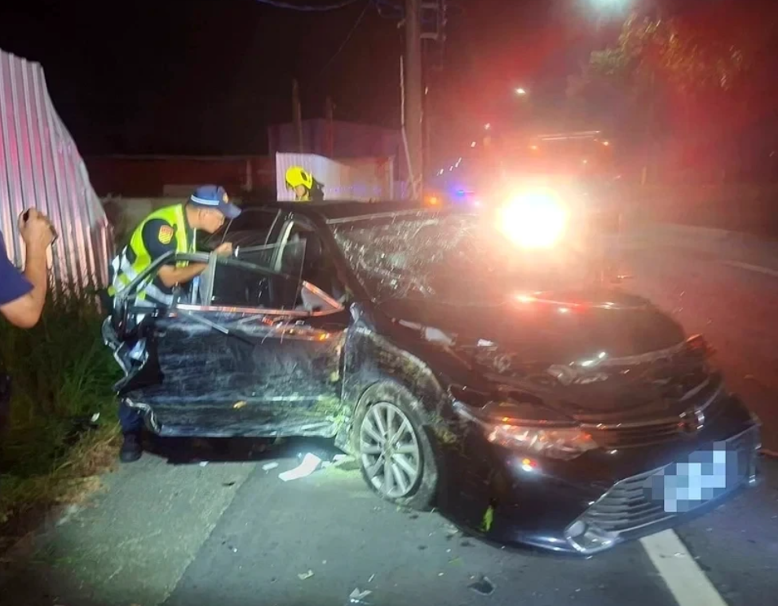 高雄27歲男與女友大吵!負氣借車「自撞電桿」車身全毀 搶救2小時不治