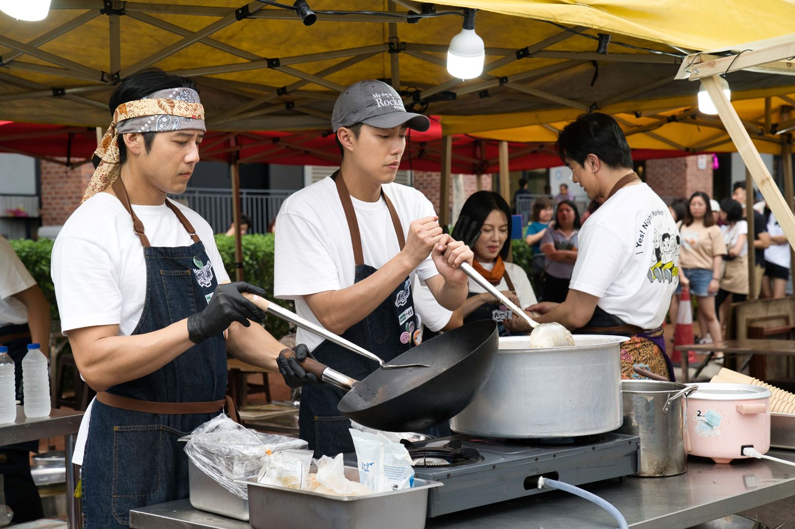 胡宇威(左)、蔡凡熙認真準備料理。三立提供
