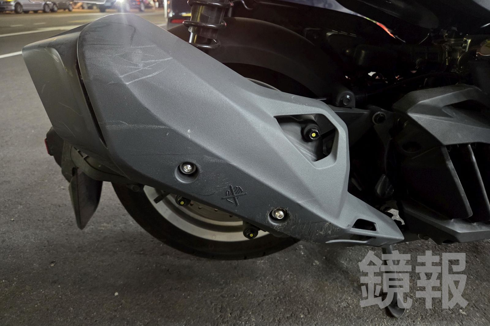 機車車身有明顯擦撞痕跡。民眾提供