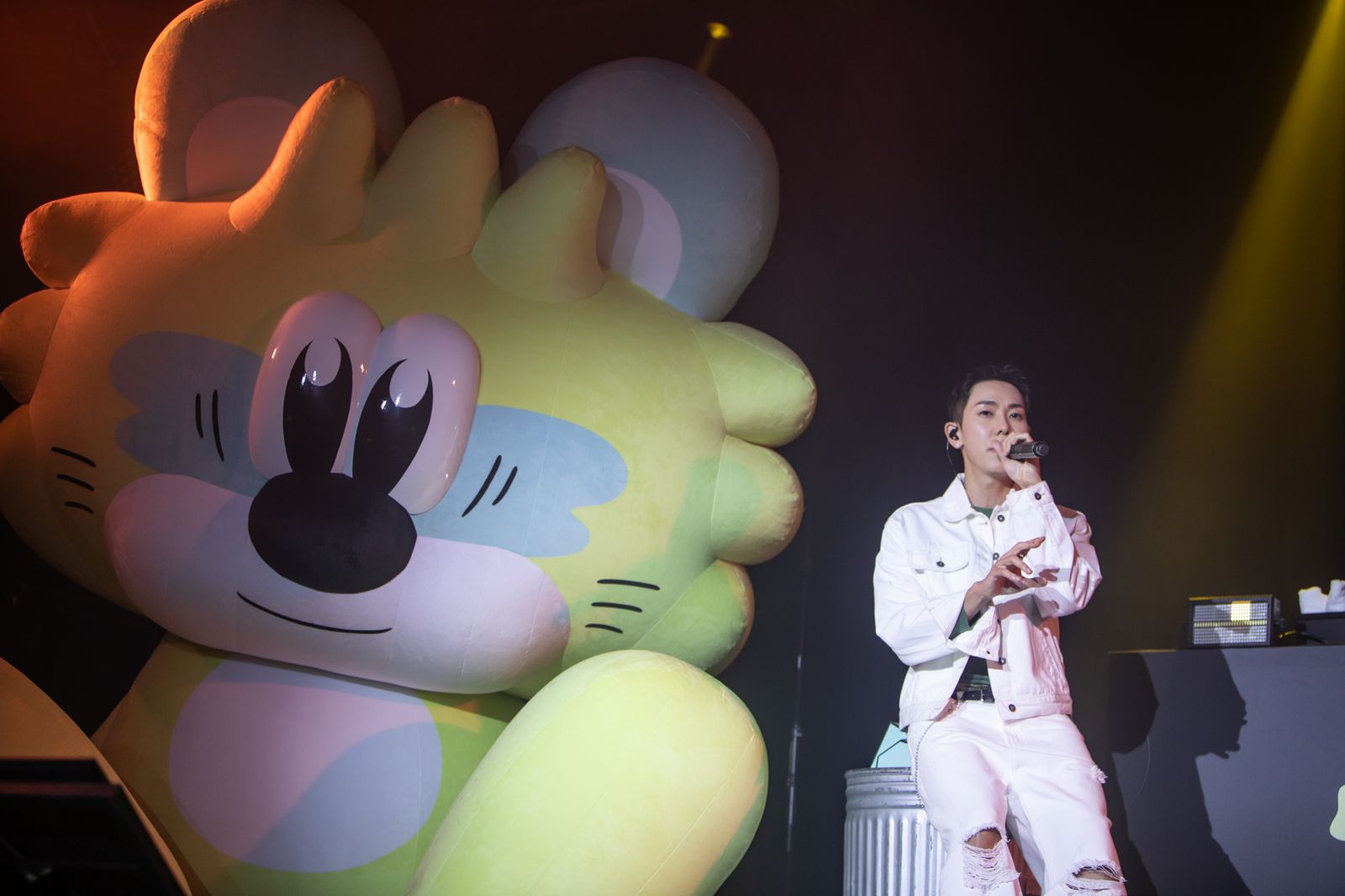 Loco演唱會開場，舞台上的巨型公仔「SCRAPY」登場。D-SHOW提供