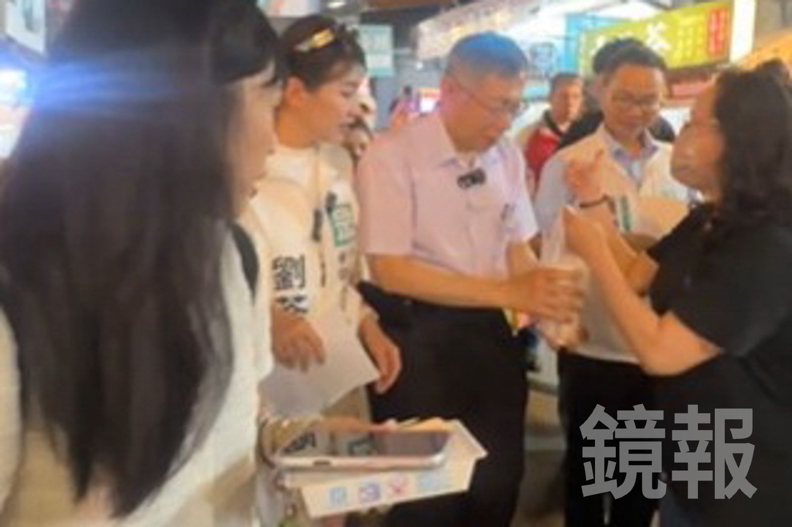 民眾請柯文哲喝飲料。翻攝fb Mimi 劉芩妤