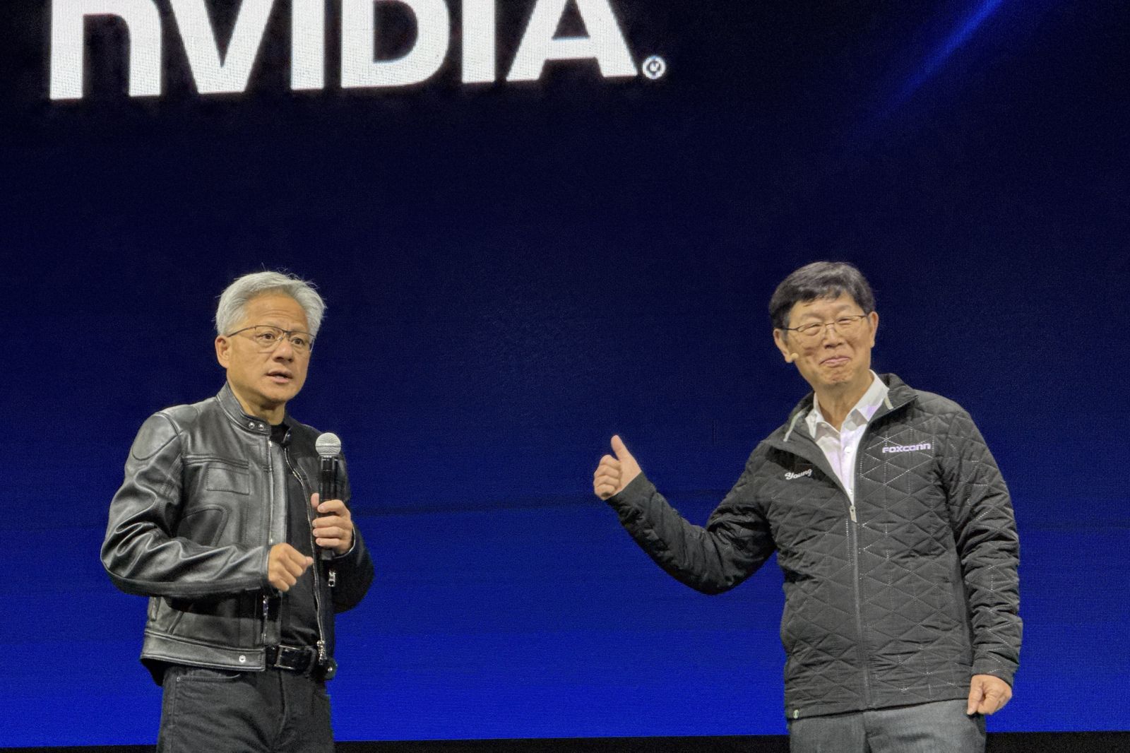 不戴錶的黃仁勳為什麼來台時戴起了名錶？他本人這麼說