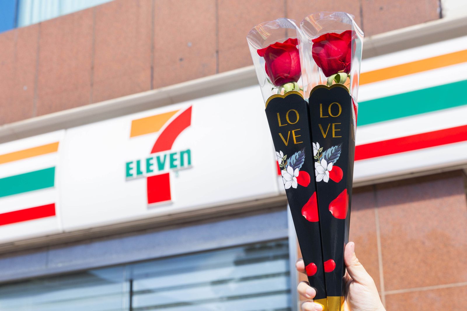 部分門市提供「空運玫瑰花」預訂，避免地方老公、男友忘了準備花禮。（199元／支，統一集團供圖）