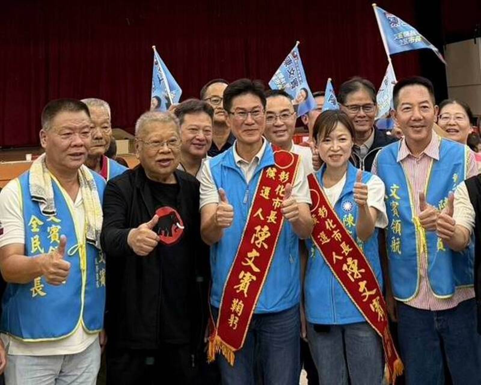 國民黨彰化市長參選人陳文賓(圖中)在前縣議長白鴻森(左2)及超過半數里長、市民代表陪同下現身，完成參選登記。圖／陳文賓提供