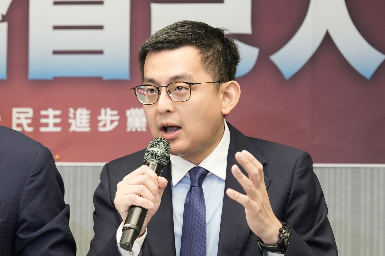 黨內互打!卓冠廷為王義川「粉底液事件」抱不平 嗆綠性平部:阿川挨的刀槍還不夠多?