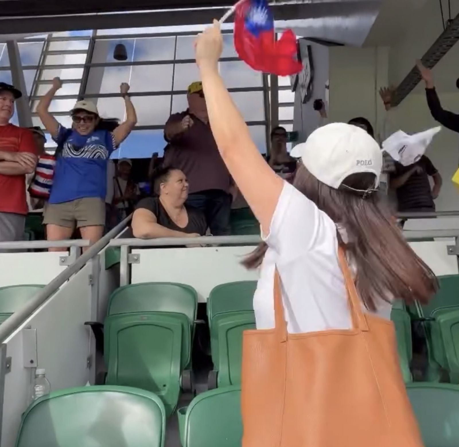 球迷揮國旗遭保全制止!澳洲大叔怒吼1句 全場齊喊「Team Taiwan」力挺