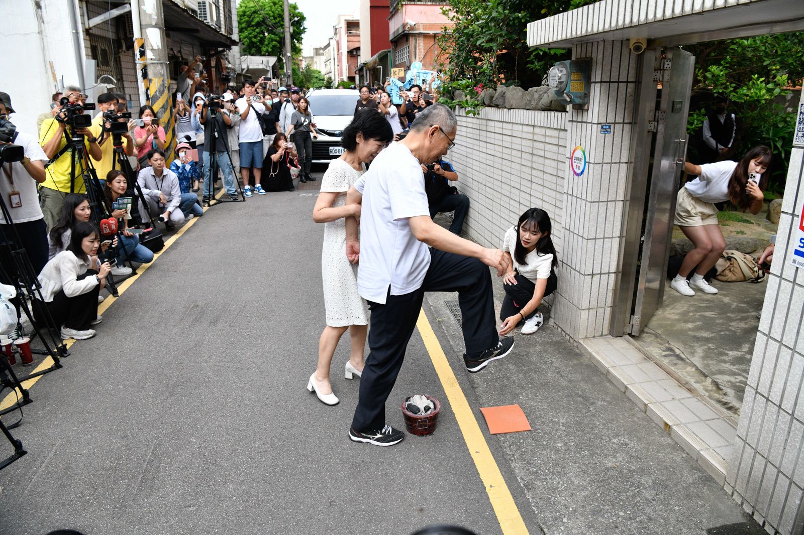 柯文哲沒有堅持走自己的路。他在權力跟金錢的算計中,陷入藍白合這個自我毀滅的大陷阱。李智為攝影