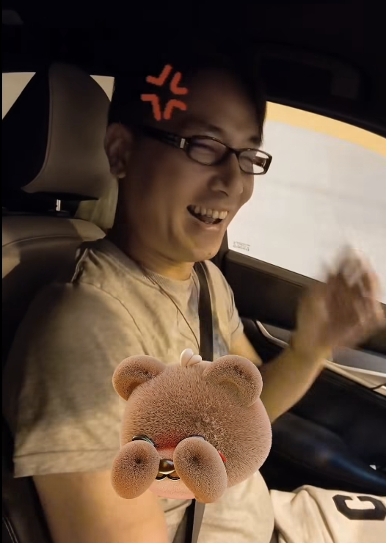 傅子純開車怕睡著,同意一旁老婆可以打醒他。翻攝Corrinna Lee臉書