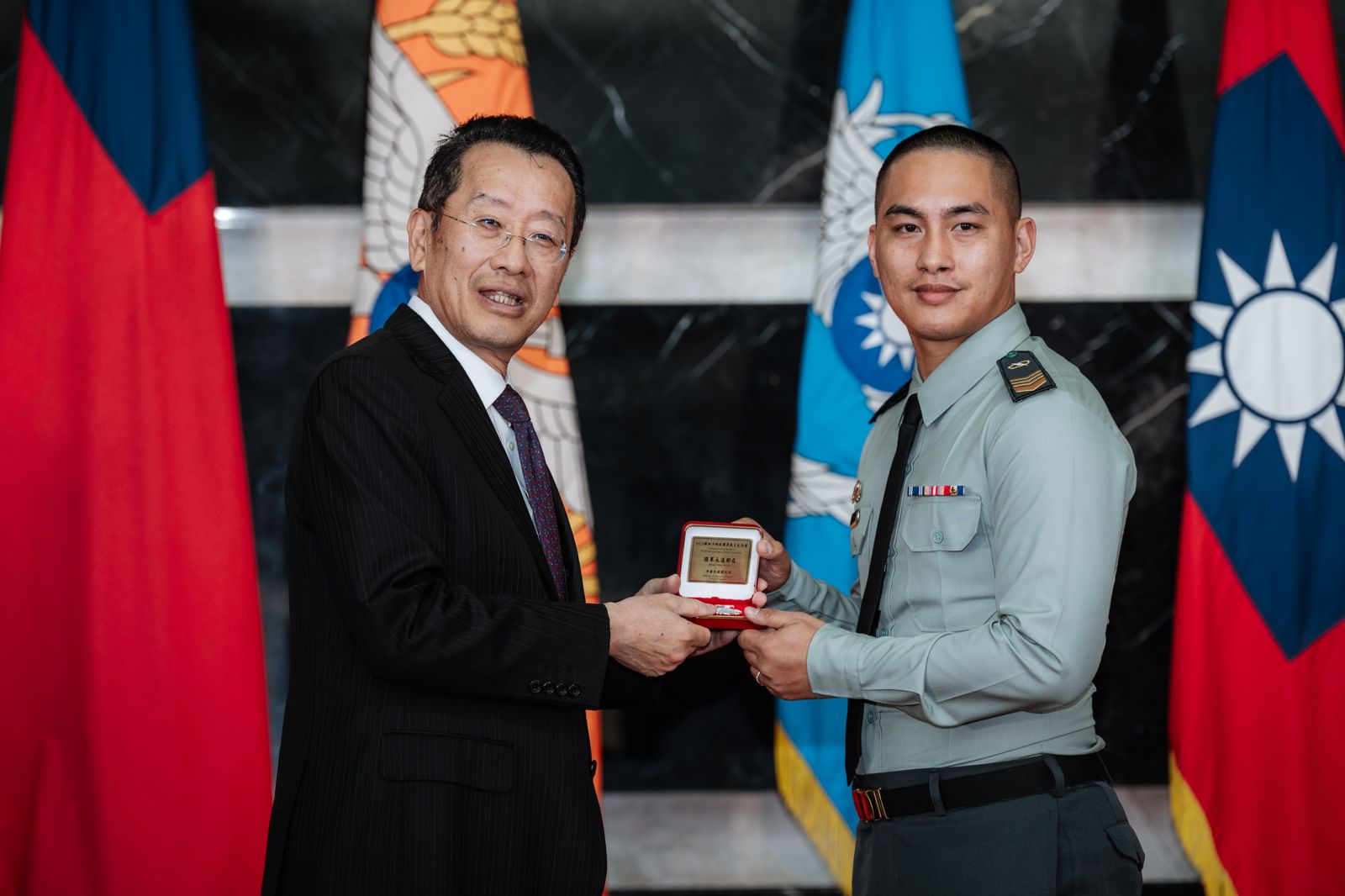 光復鄉救災有功官兵　顧立雄親贈救災紀念章
