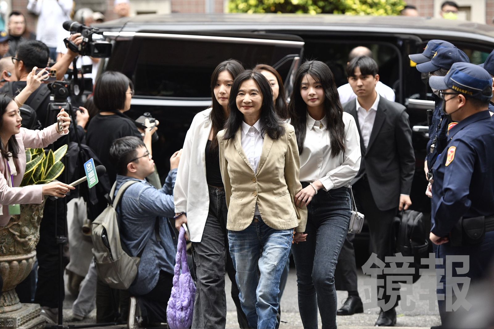 快訊/應曉薇抵達法院 女兒亦步亦趨陪進法庭